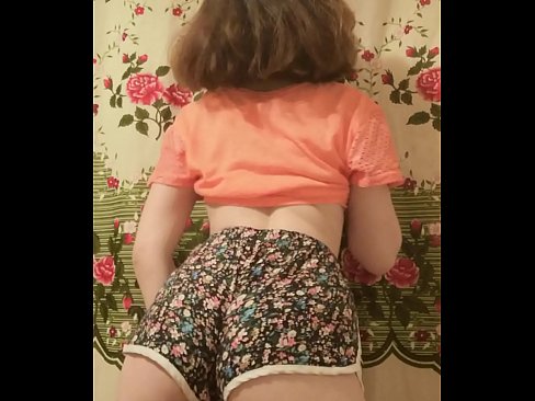 ❤️ Dhallaan yar oo sexy ah oo iska siibaysa surwaalka gaaban ee kamarada ️  Galmada dabada
